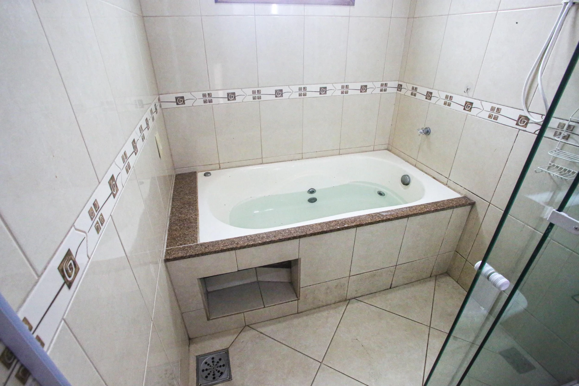 4-bedroom house with a bathtub in Rio de Janeiro — photo 38