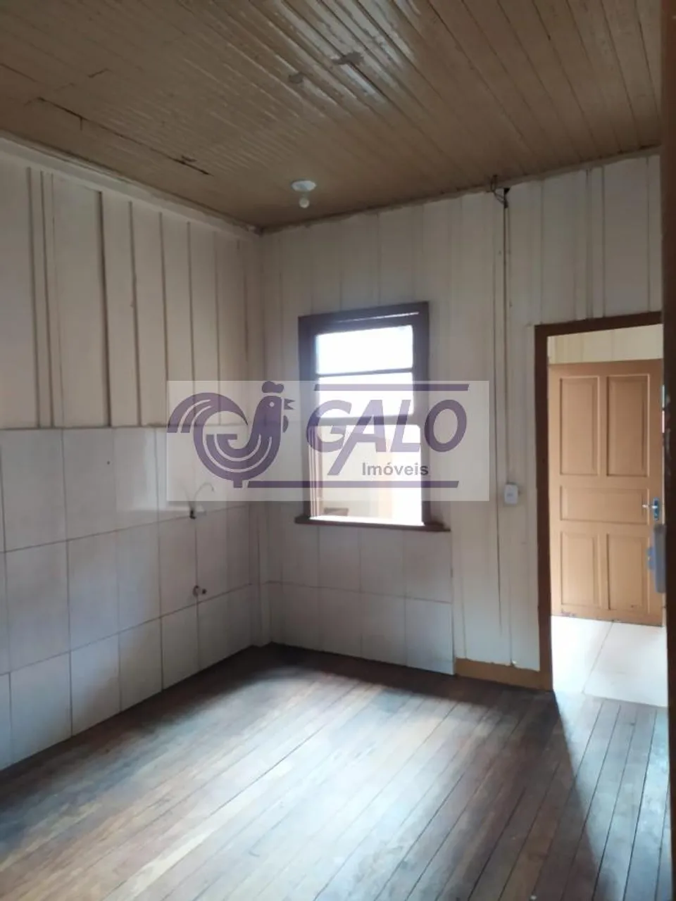2-bedroom house with wood or laminate floors in Curitiba — photo 2