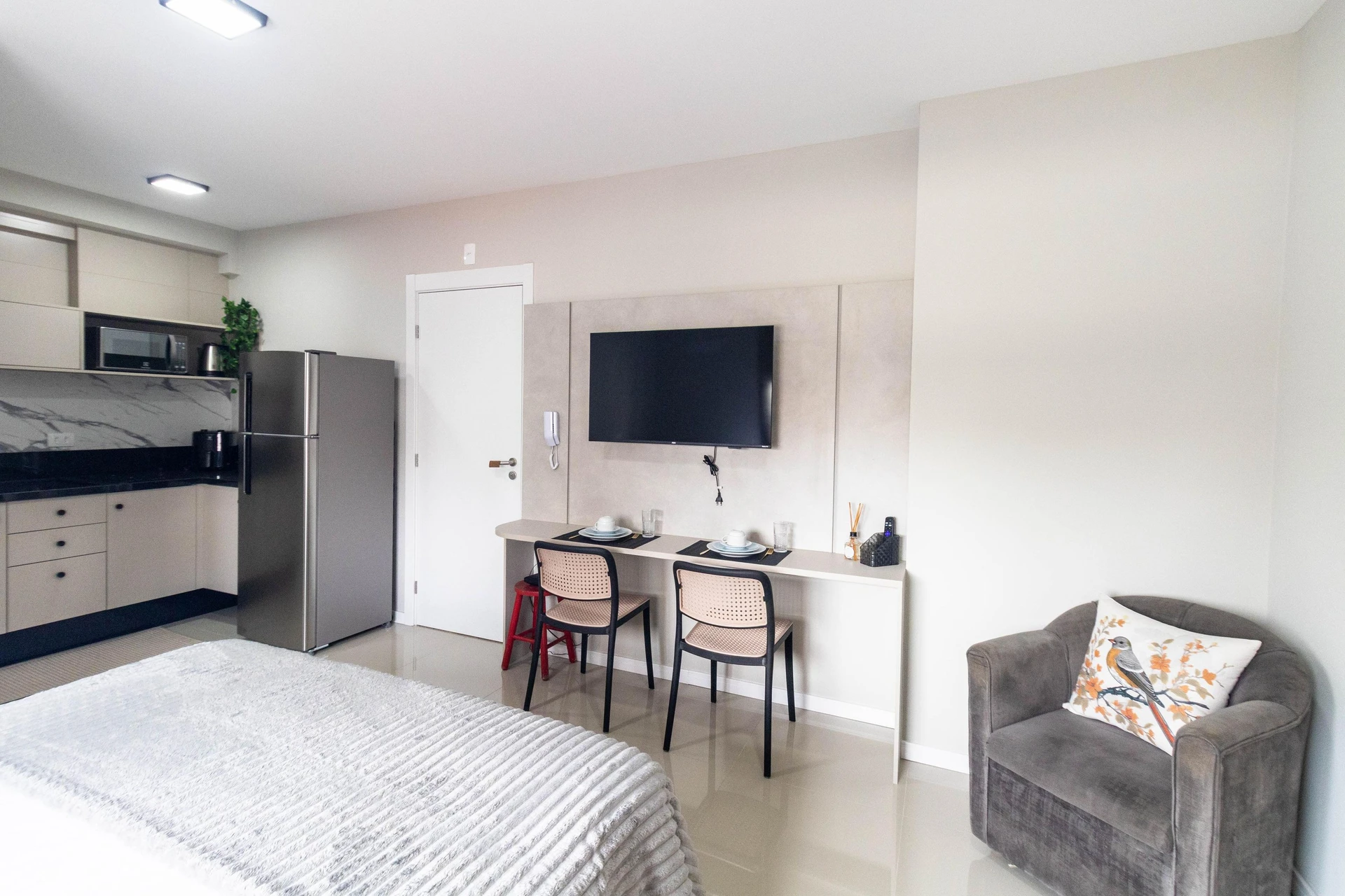 One-bedroom apartment with a home office in Curitiba — photo 6