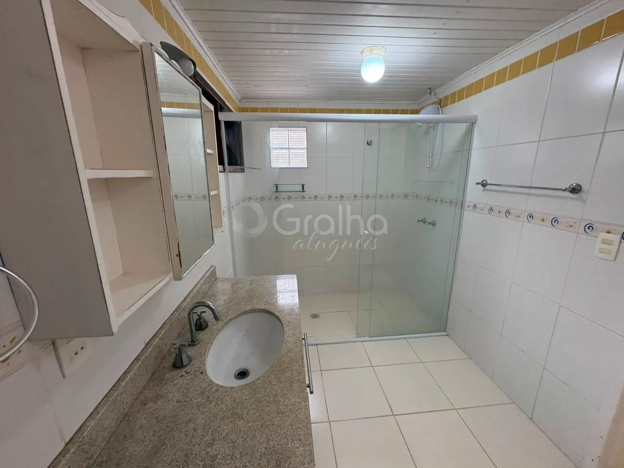 House with 3 en-suite bedrooms 435 m² and private garden — photo 29