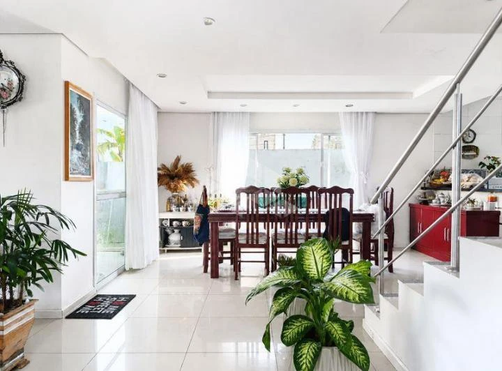Furnished home with 4 bedrooms and open-plan kitchen — photo 6