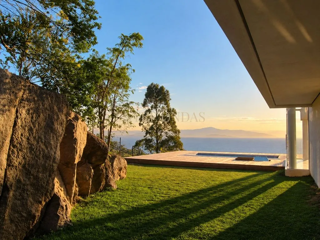 718 m² house with a water view and floor-to-ceiling windows — photo 14