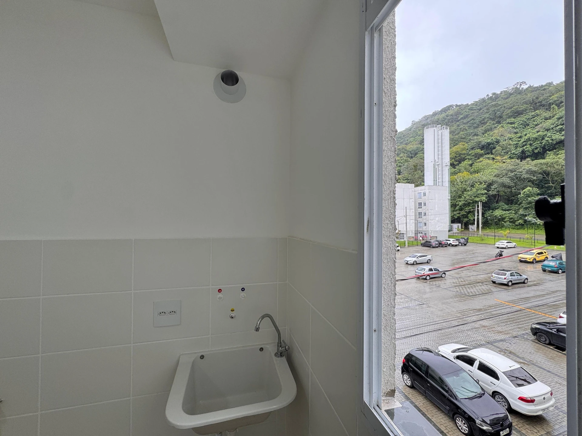 2-bedroom apartment with a closed kitchen and 1 parking spot — photo 34