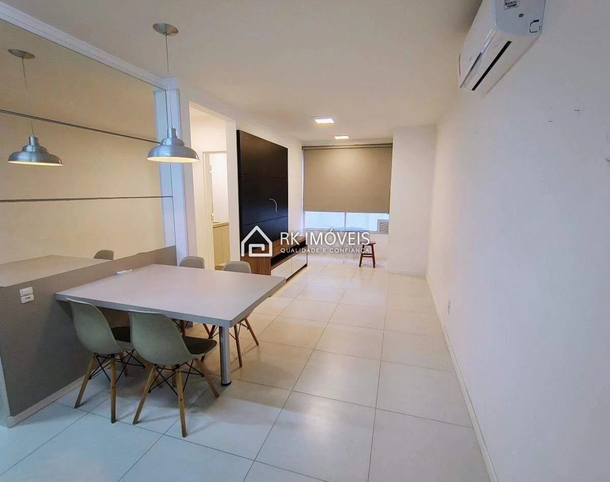 One-bedroom apartment in a building with a pool