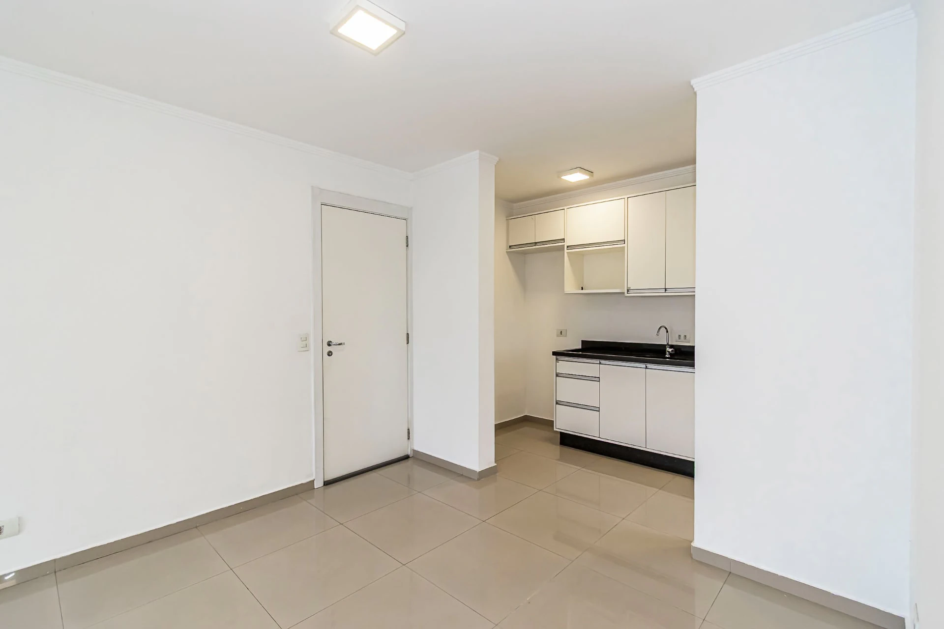 3-bedroom apartment in a building with a pool — photo 2