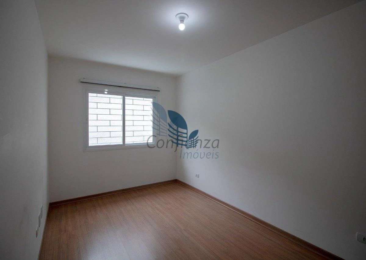 3-bedroom house with a glass-enclosed balcony in Curitiba — photo 10