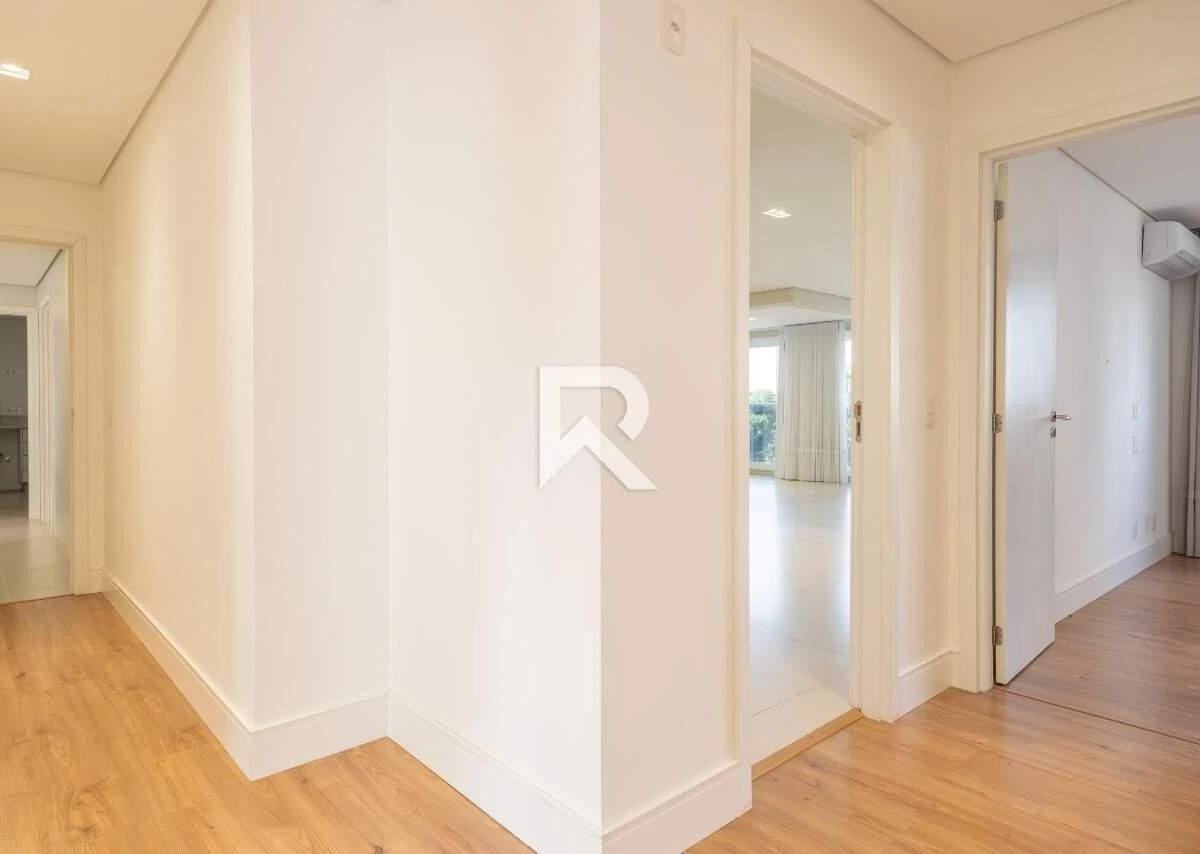 255 m² apartment with a bathtub and a walk-in closet — photo 30