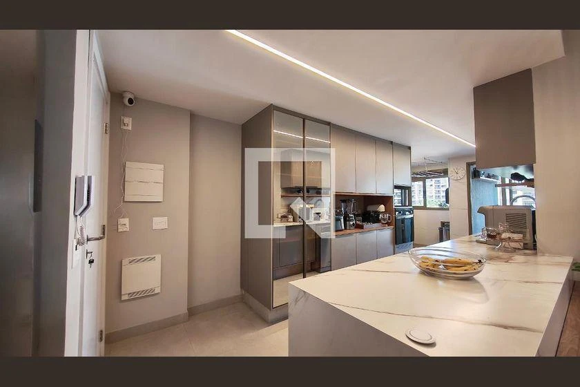 4-bedroom apartment with a glass-enclosed balcony — photo 2