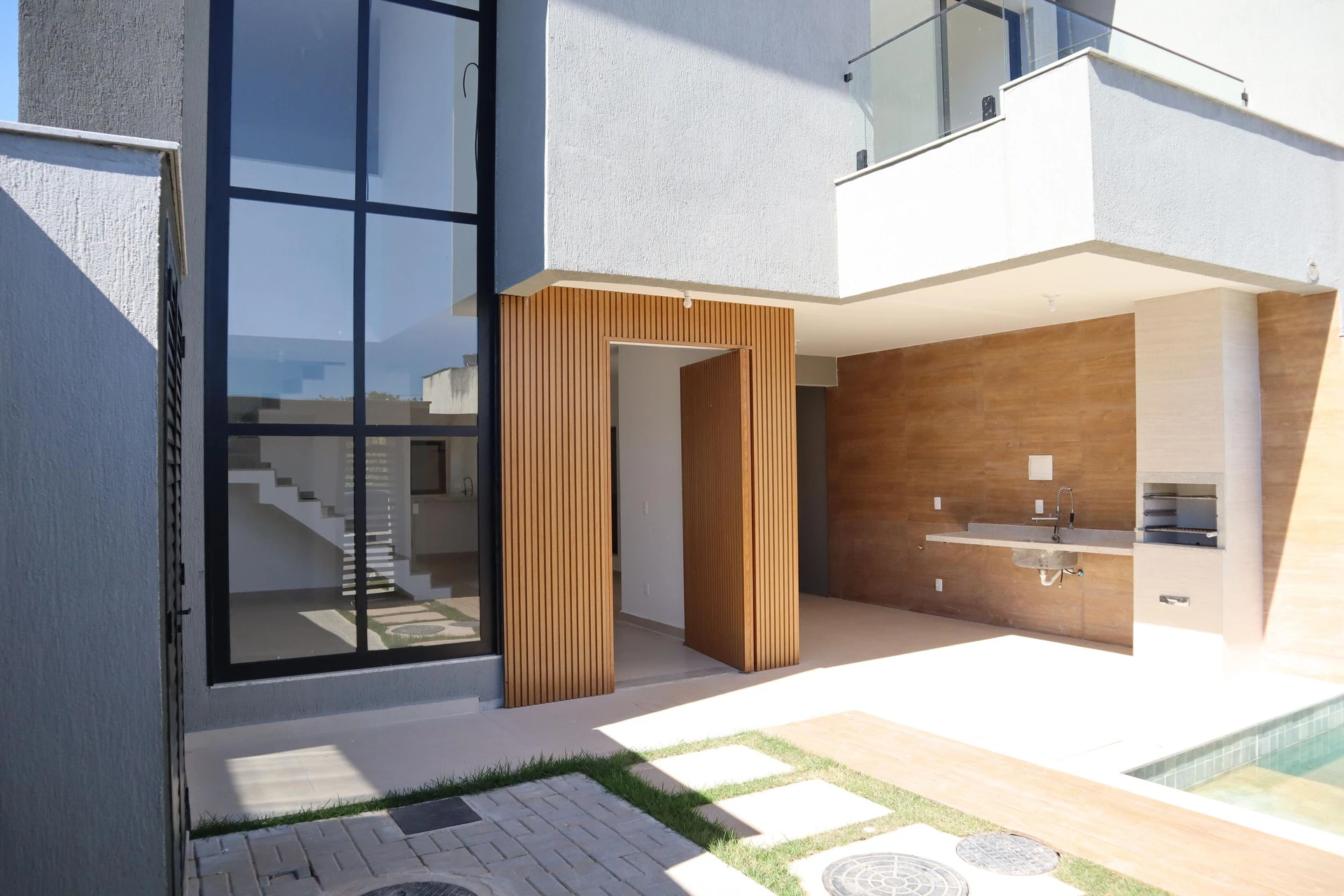 4-bedroom house with a grill on the balcony — photo 17
