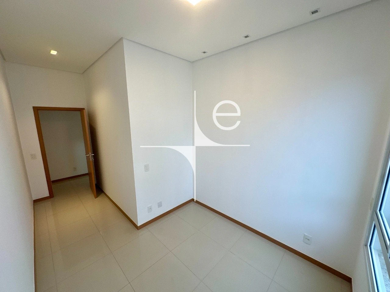Walk-in closet in a 2-bedroom apartment, 98 m² — photo 30