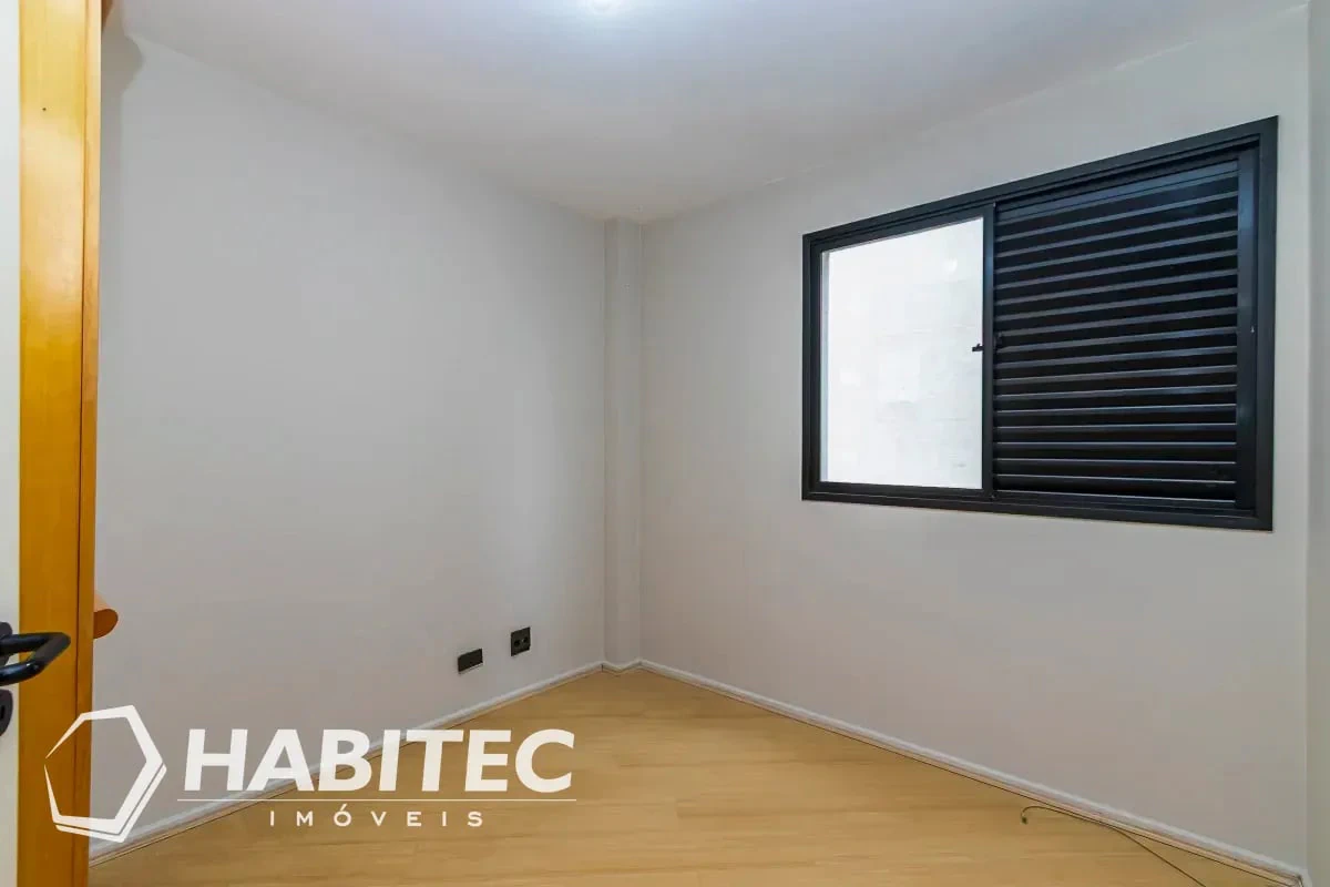 3-bedroom apartment with wood or laminate floors — photo 18