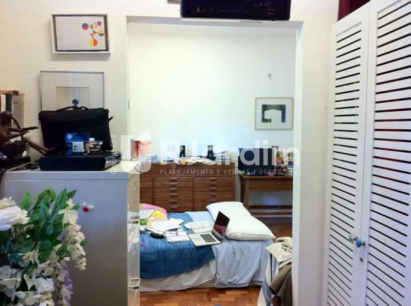 Residential house with a closed kitchen and gas stove — photo 23