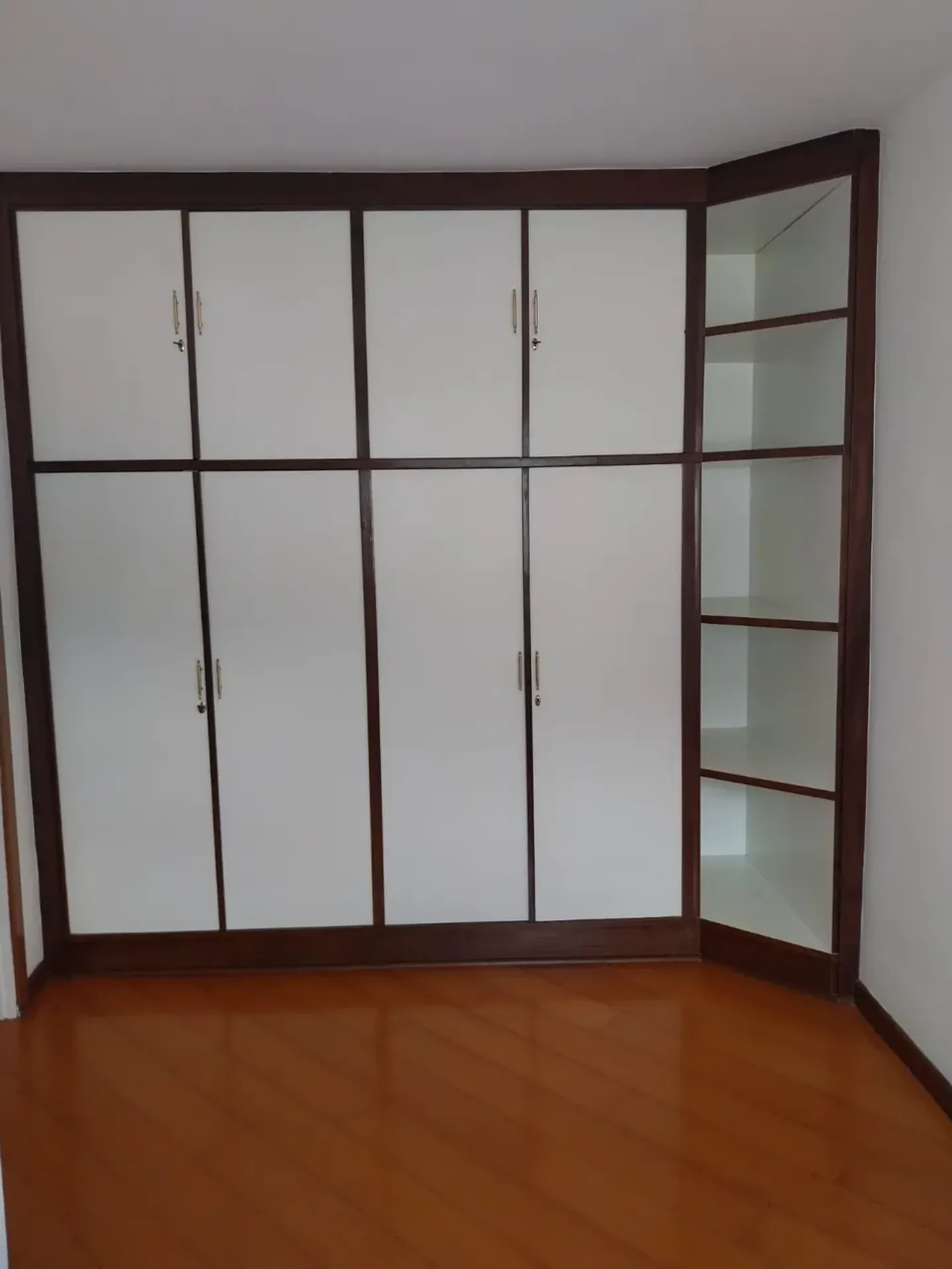 One-bedroom apartment with wood or laminate floors — photo 9