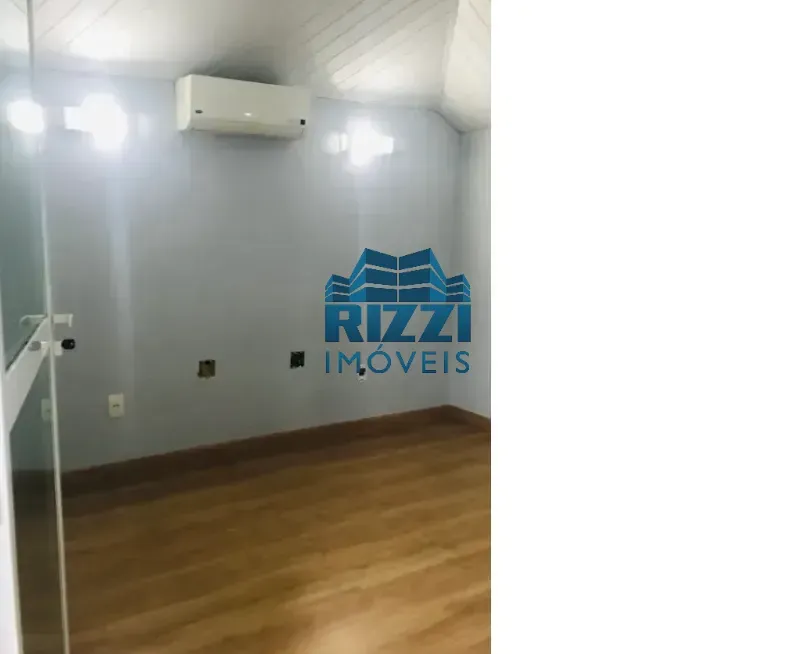 House with 4 bedrooms and a balcony with a built-in grill — photo 20