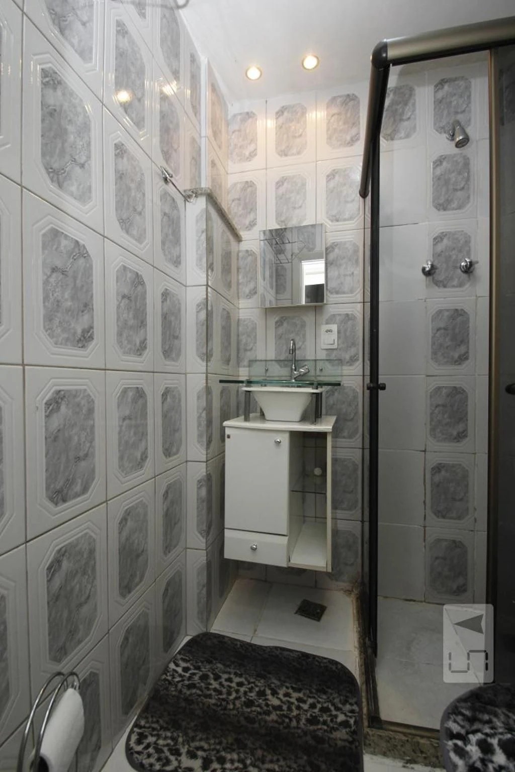Furnished studio with 1 bedroom and glass shower enclosure — photo 26