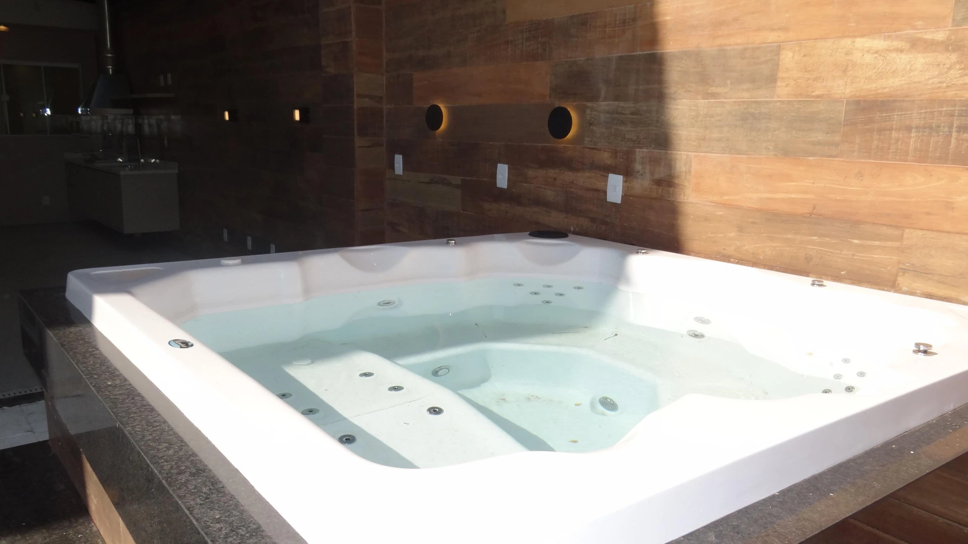 Casa de 384 m² com janelas do piso ao teto e varanda gourmet — photo 63