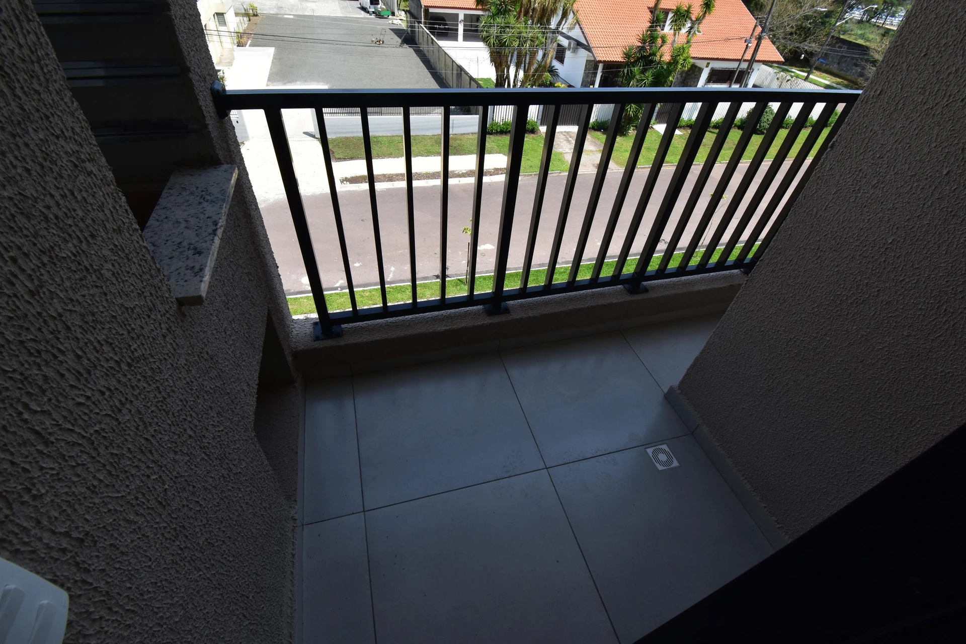 Glass-enclosed balcony in a 2-bedroom apartment, 53 m² — photo 52