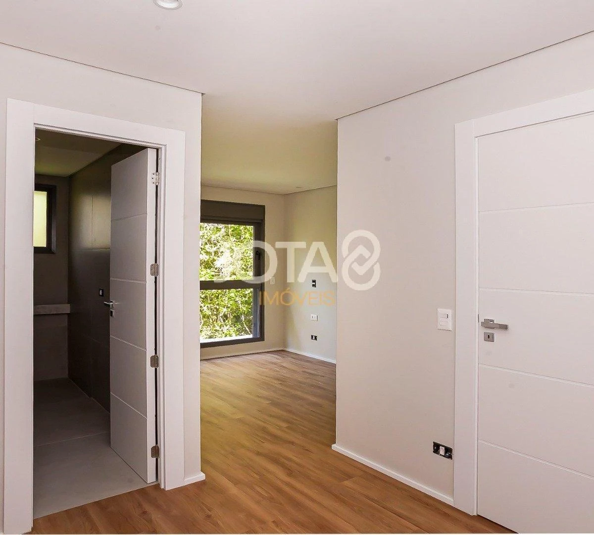 Balcony with a grill in a 3-bedroom apartment, 143 m² — photo 18