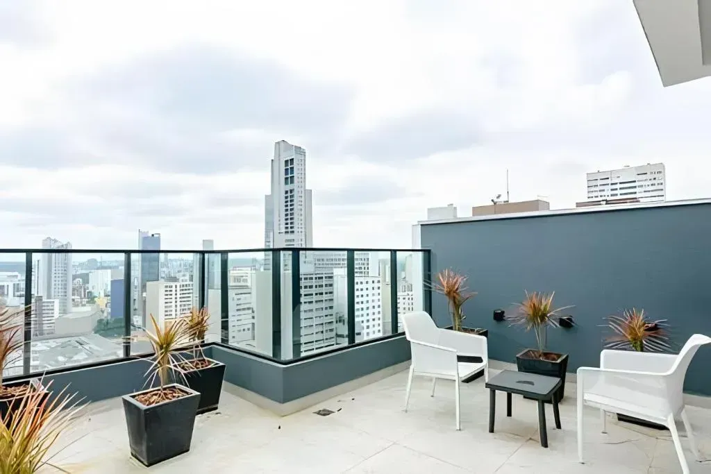 Furnished 1-bedroom apartment with open-plan kitchen — photo 19