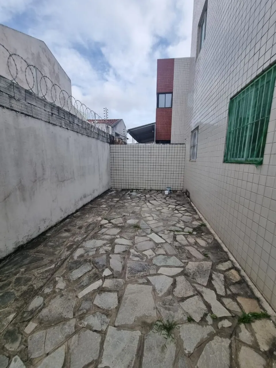 Квартира без меблів з 3 спальнями та балконом — photo 9