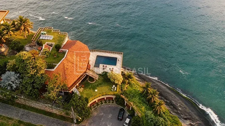 House with 5 bedrooms and 5 bathrooms; gas kitchen