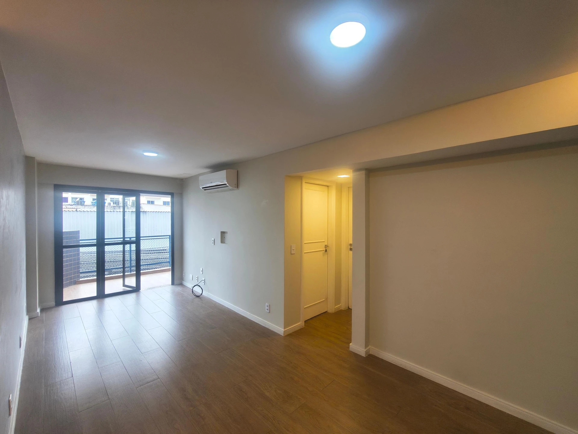 Apartamento sem mobília com 2 quartos e cozinha fechada