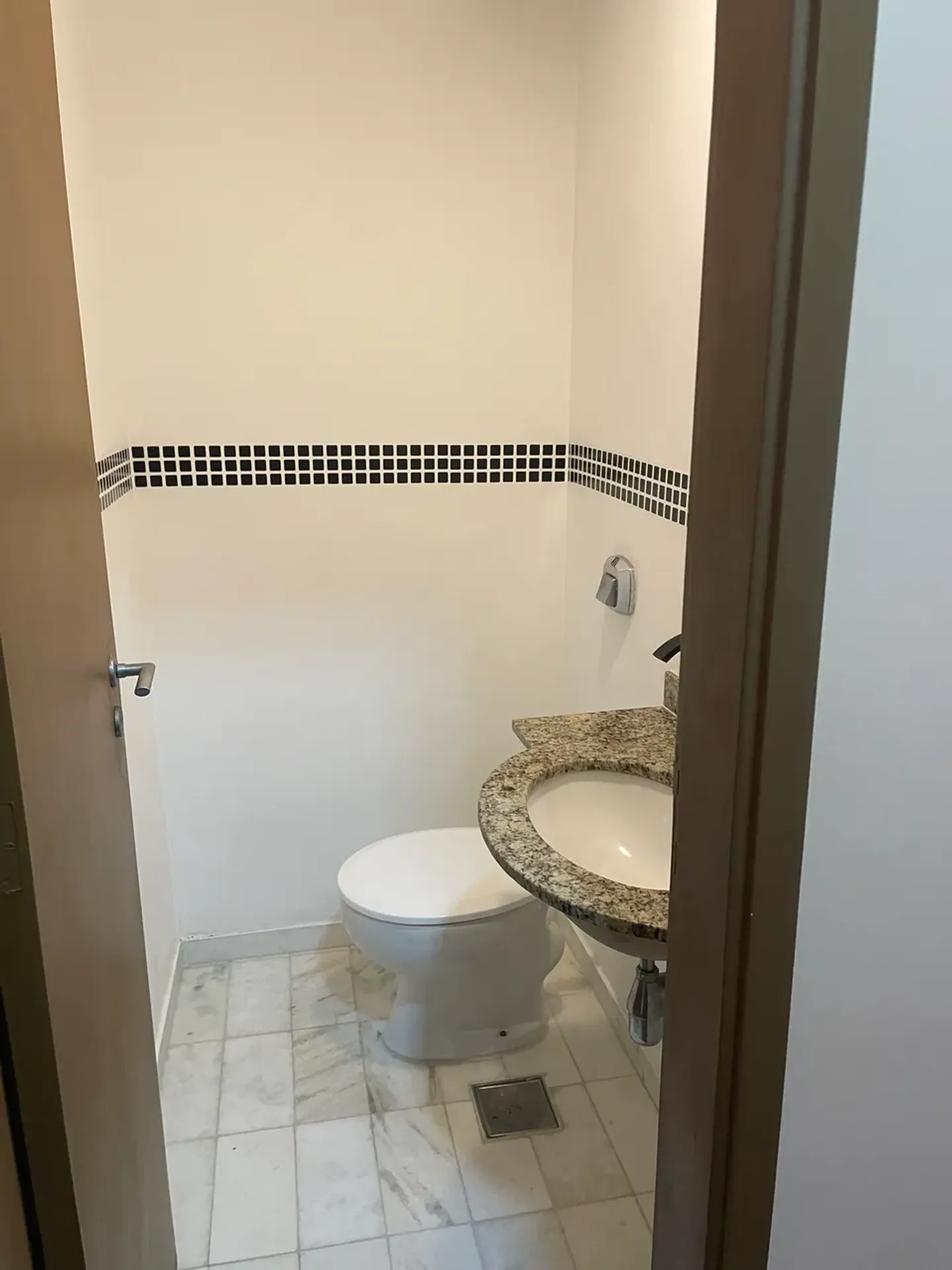 3-bedroom apartment in a building with a pool — photo 12