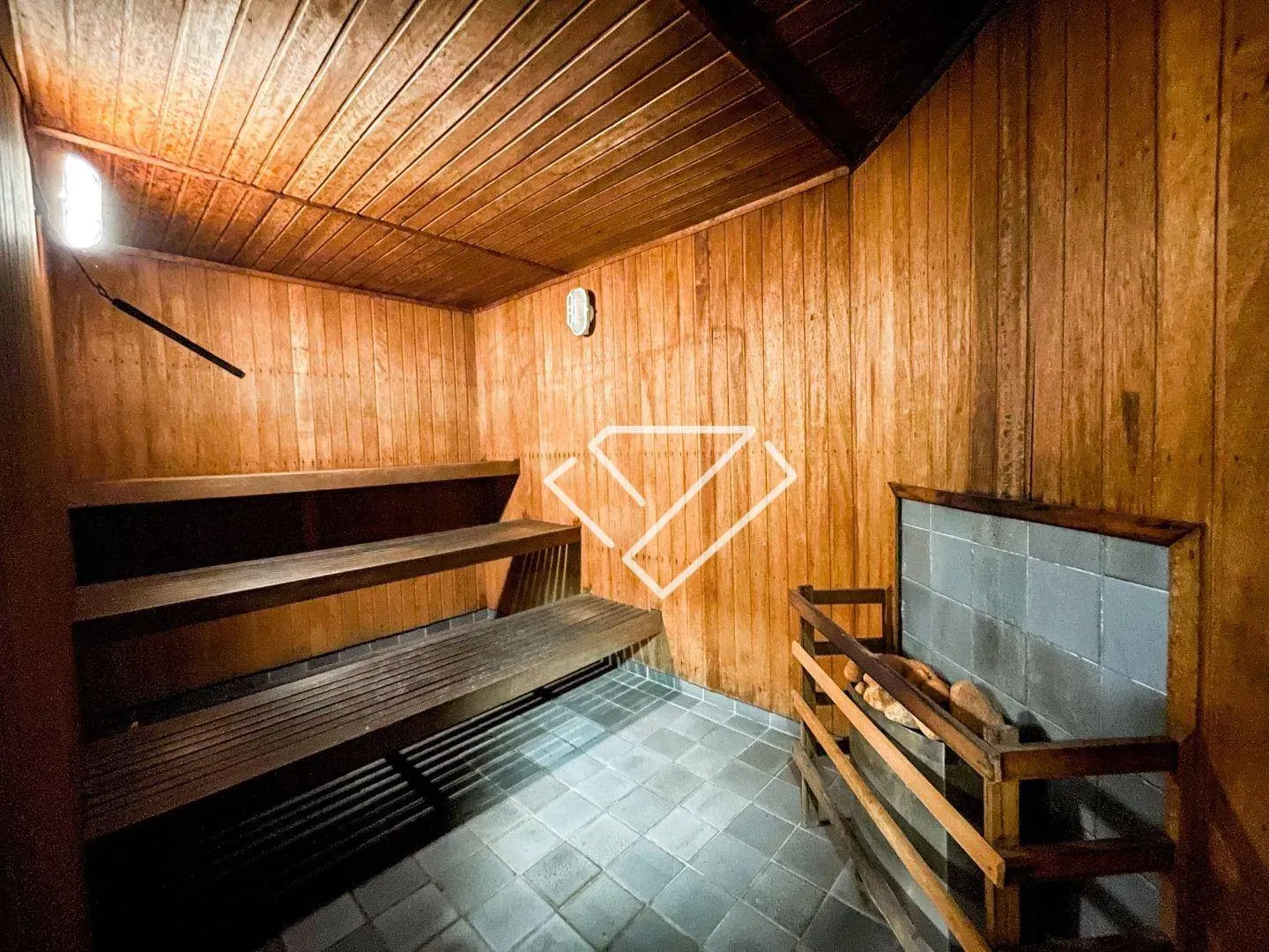 4-bedroom apartment with a balcony and laundry area — photo 34