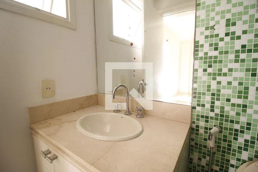 House with 4 en-suite bedrooms and 597 m², 4 parking — photo 40