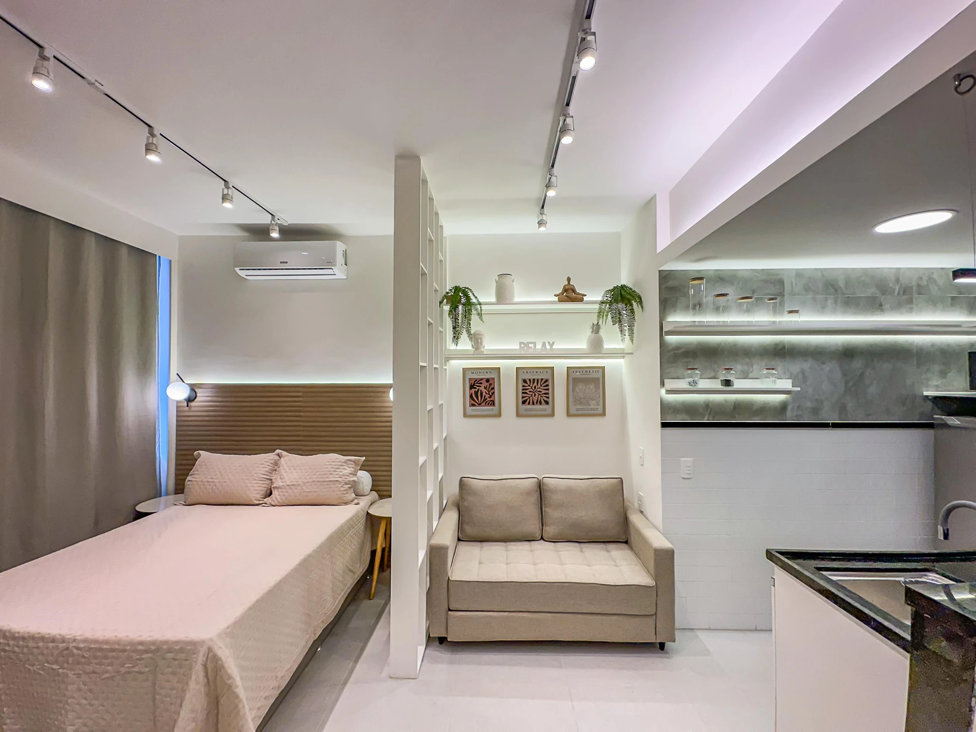 Furnished 1-bedroom apartment with an open-plan kitchen — photo 4