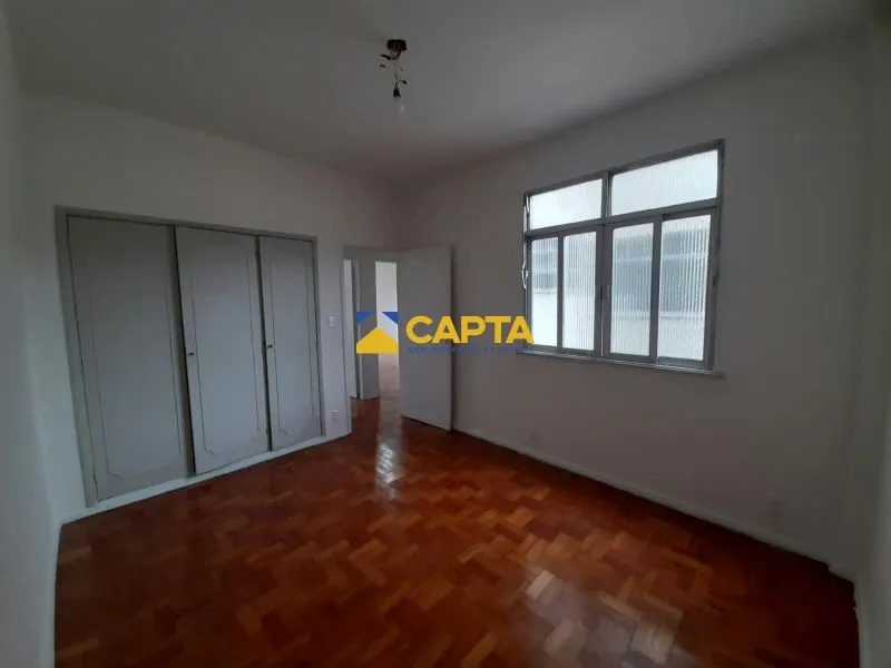 Wood or laminate floors in a 2-bedroom apartment, 68 m² — photo 4