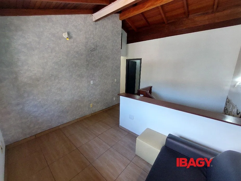 3-bedroom house with gas stove kitchen and fitted cabinets — photo 3