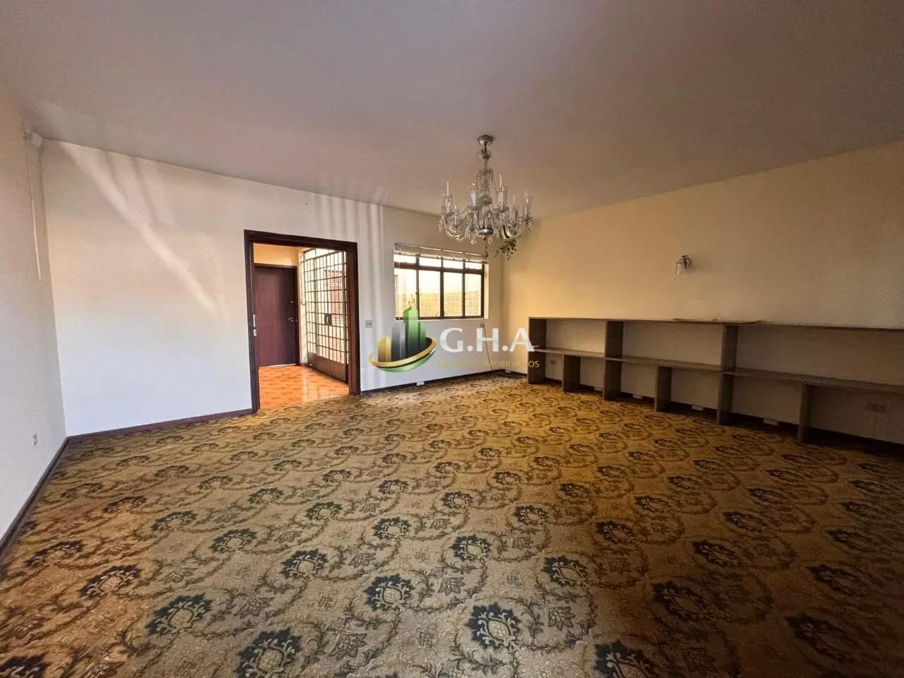 House, 368 m², with wood or laminate floors — photo 4
