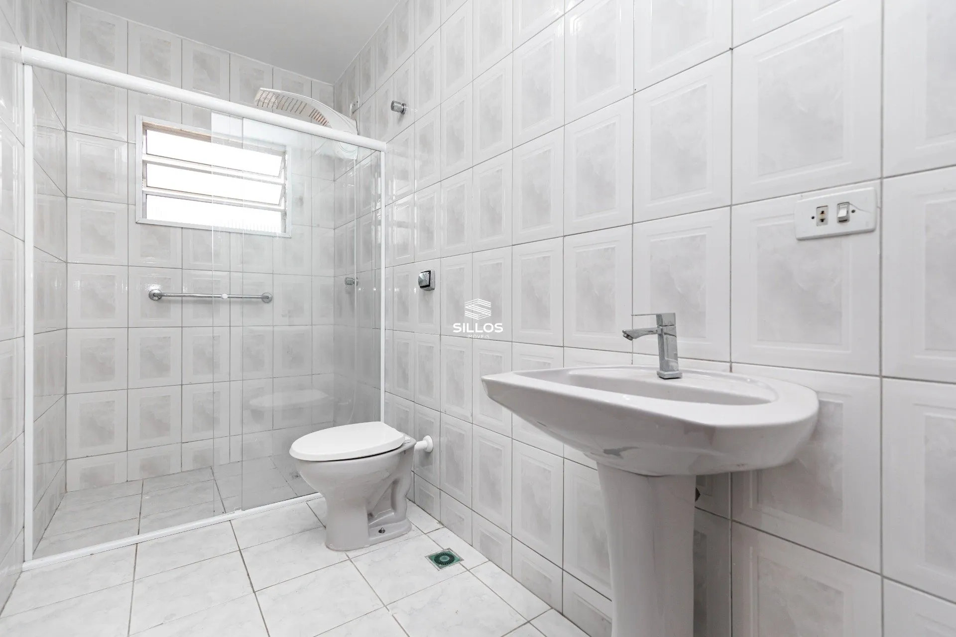 Casa de 3 quartos com piso de madeira ou laminado — photo 9