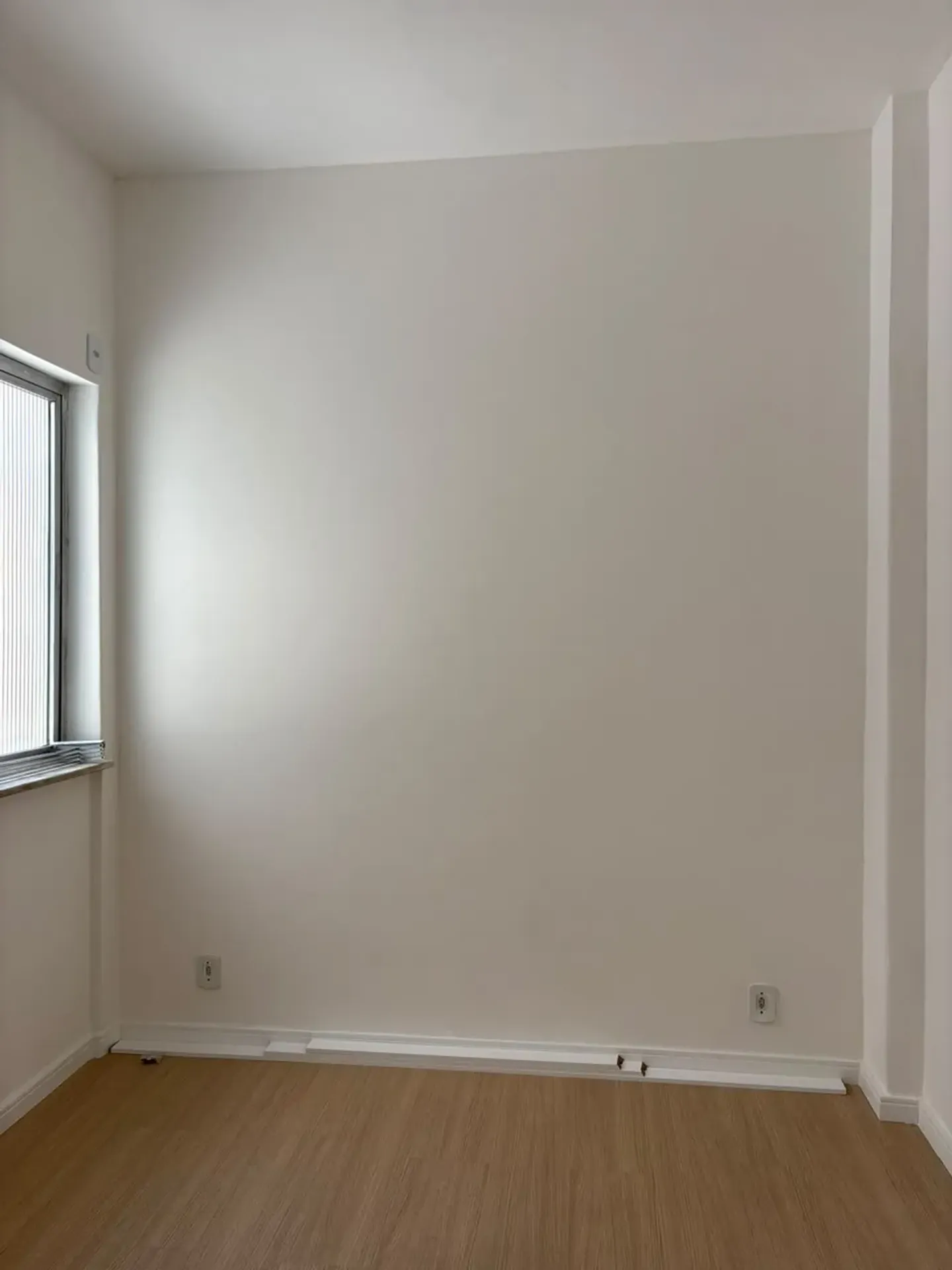 Wood or laminate floors in a one-bedroom apartment, 37 m² — photo 38