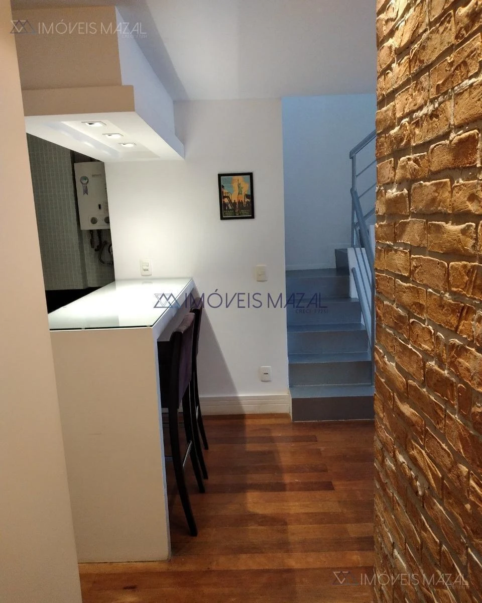 Glass-enclosed balcony in a one-bedroom apartment, 102 m² — photo 27