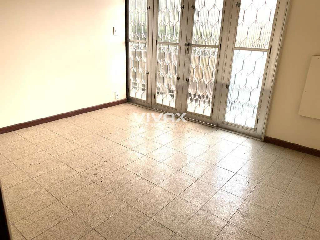 Unfurnished house with built-in wardrobes and 5 bedrooms — photo 11