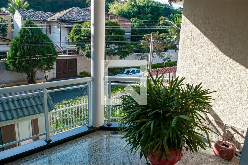 House 400 m² with 4 bedrooms, 2 en-suites, 4 parking spots — photo 9