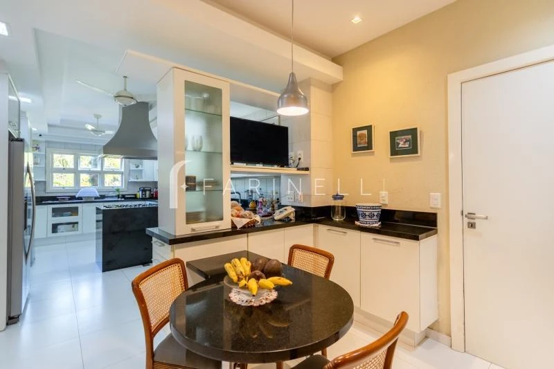 Furnished 1200 m² house with a balcony and 6 bedrooms — photo 31