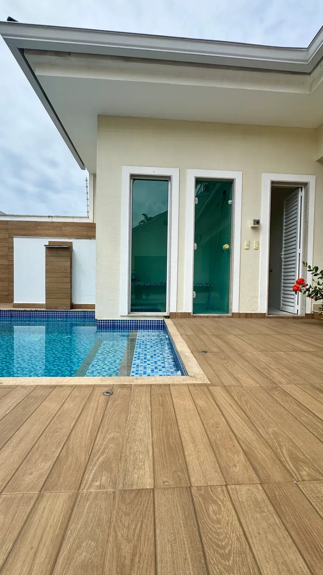 House with 5 bedrooms and a built-in balcony grill — photo 3