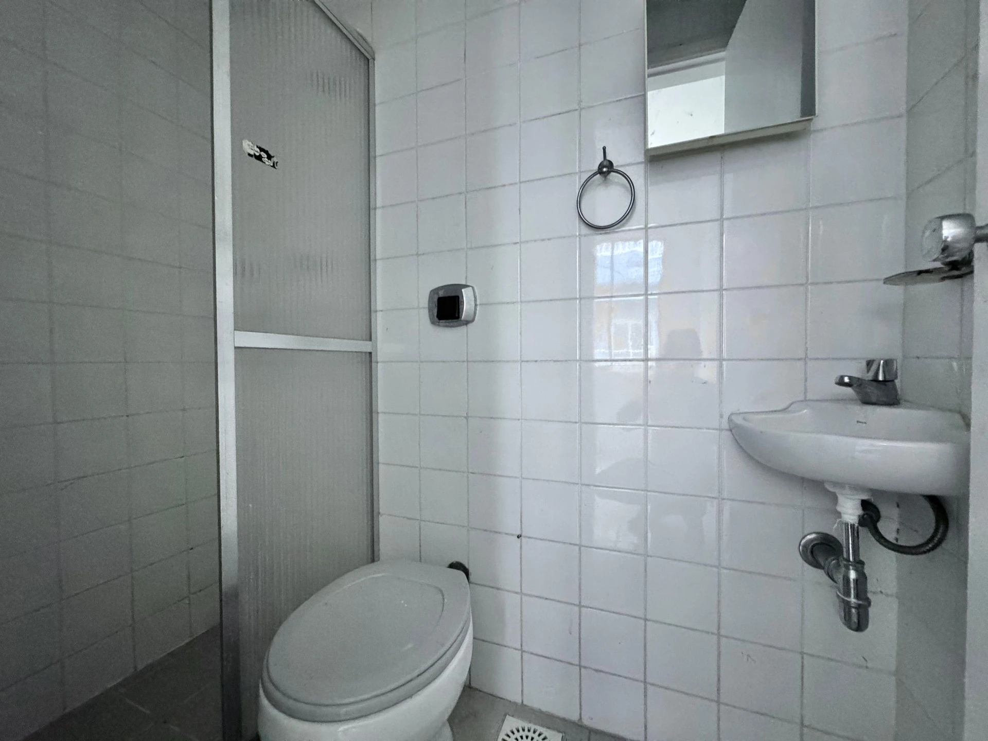 3-bedroom apartment with a balcony and laundry area — photo 31