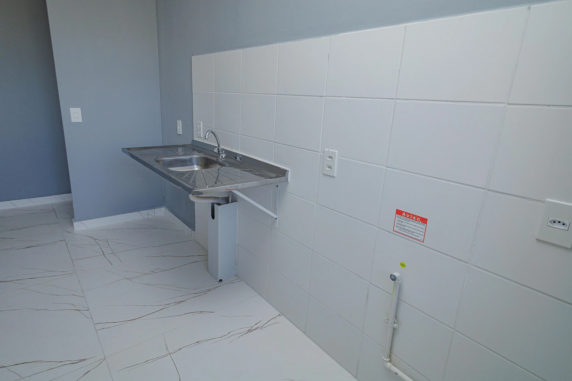 2-bedroom apartment with an open-air pool area — photo 11