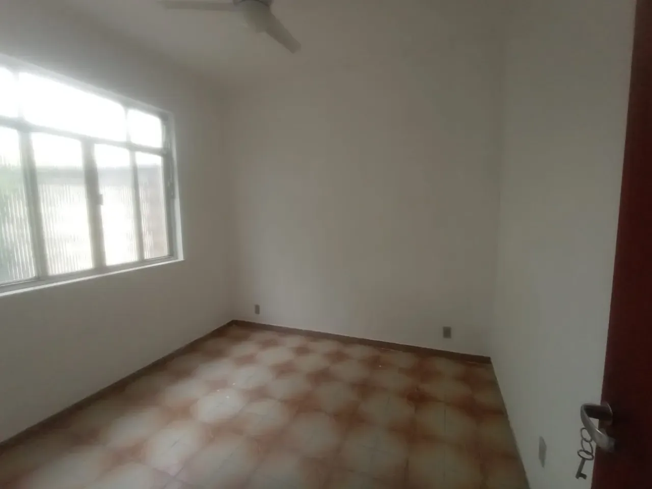 Casa de vila com 2 quartos e banheiro com box de vidro — photo 34