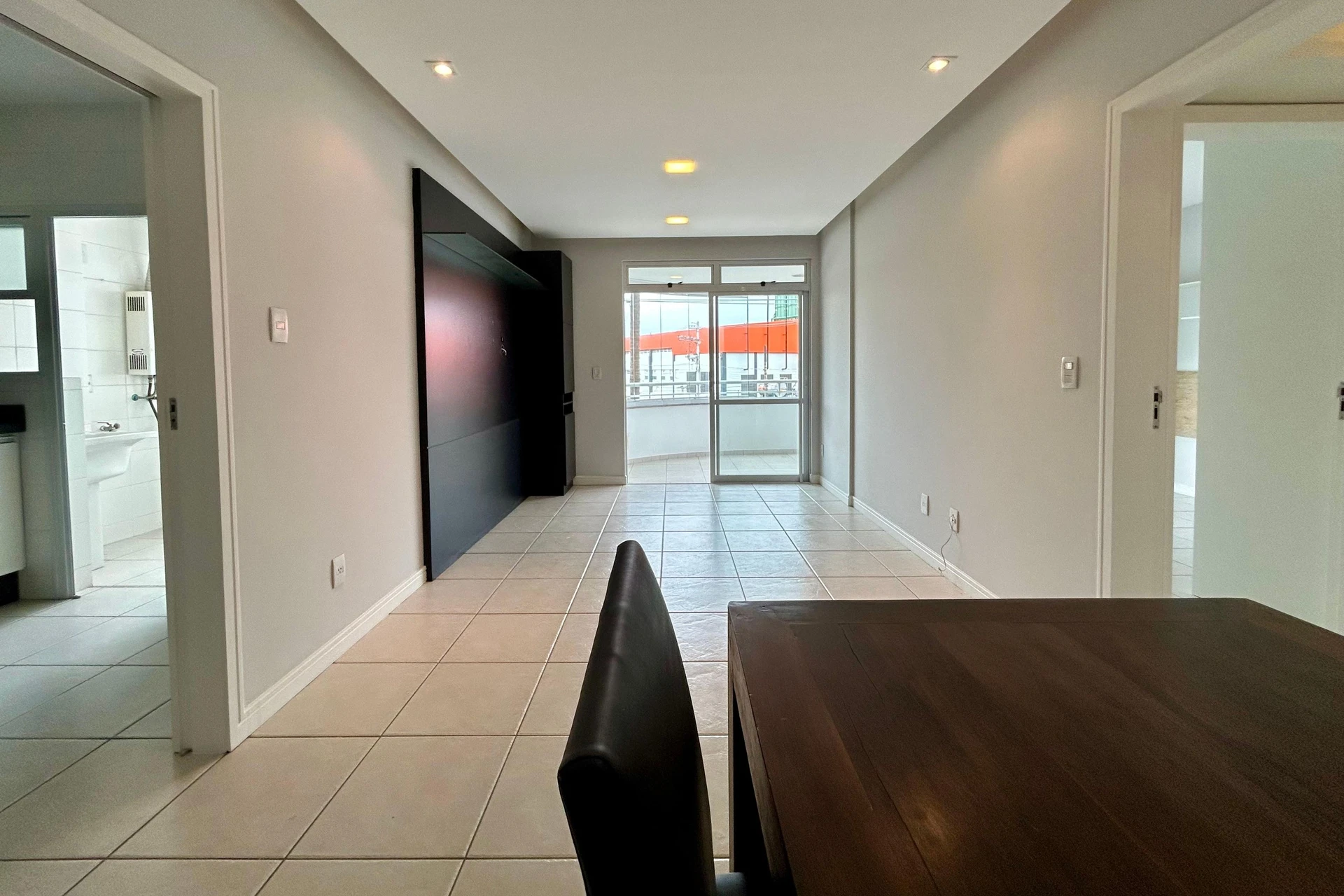 2-bedroom apartment in a building with a gym — photo 9