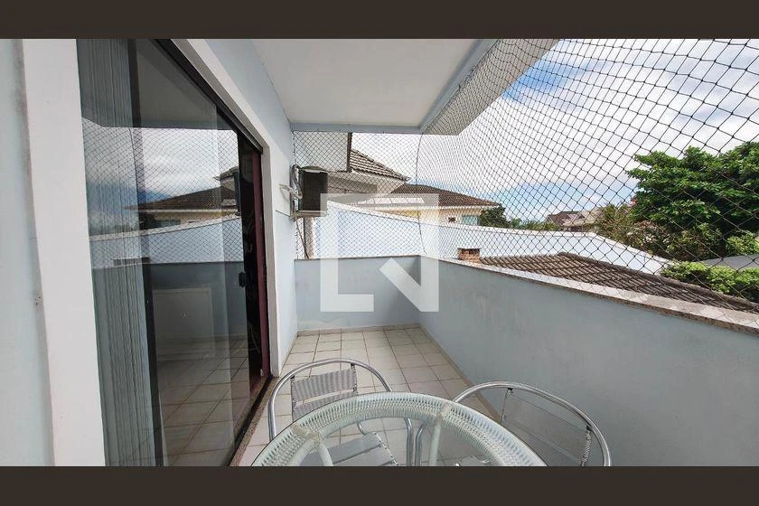 290 m² house with a bathtub and a walk-in closet — photo 6