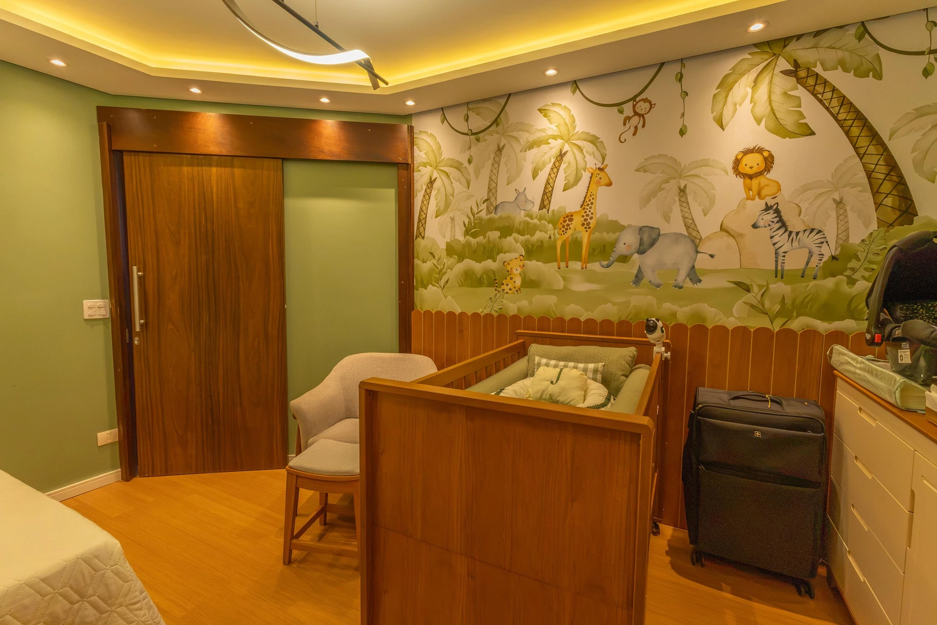 Bathtub in a 3-bedroom house, 180 m² — photo 41