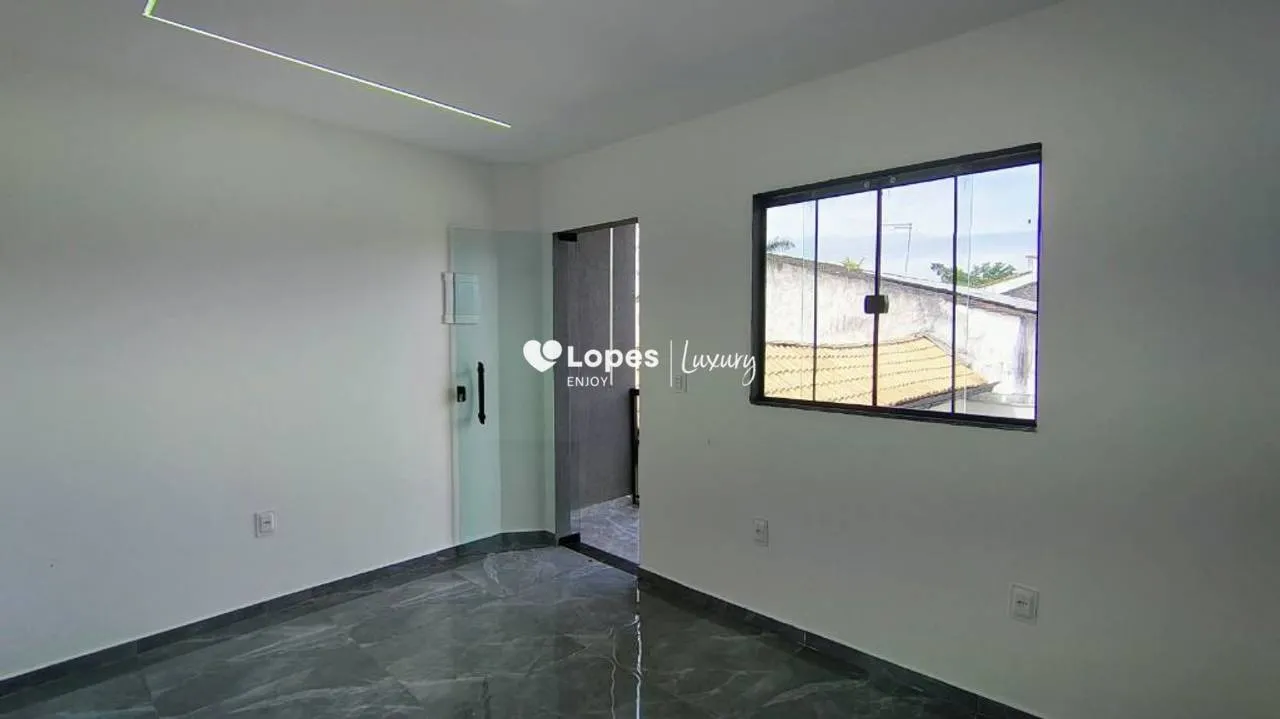 5-bedroom house with open-plan kitchen and gas stove — photo 13
