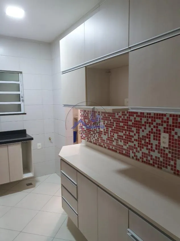 Квартира з 2 спальнями та дерев'яною підлогою або ламінатом — photo 2