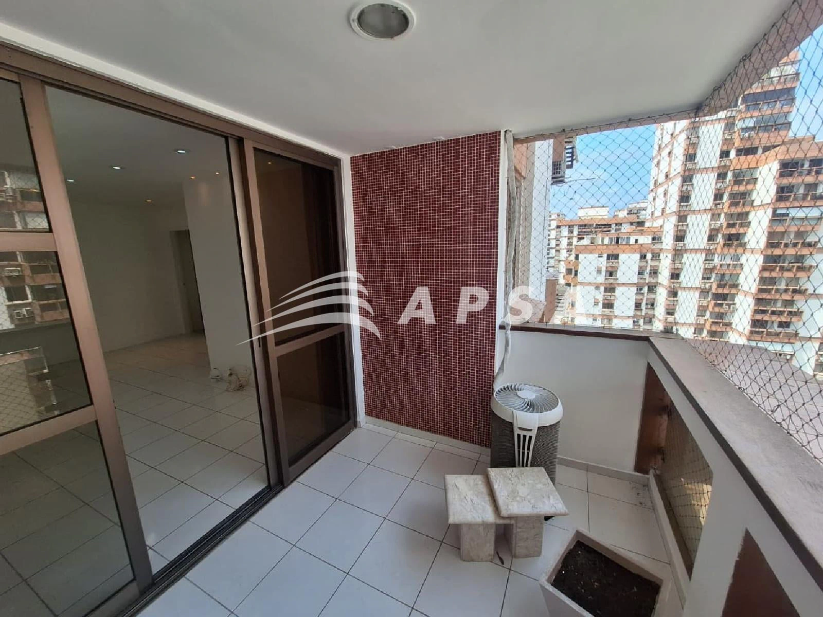 Walk-in closet in a 2-bedroom apartment, 90 m² — photo 19