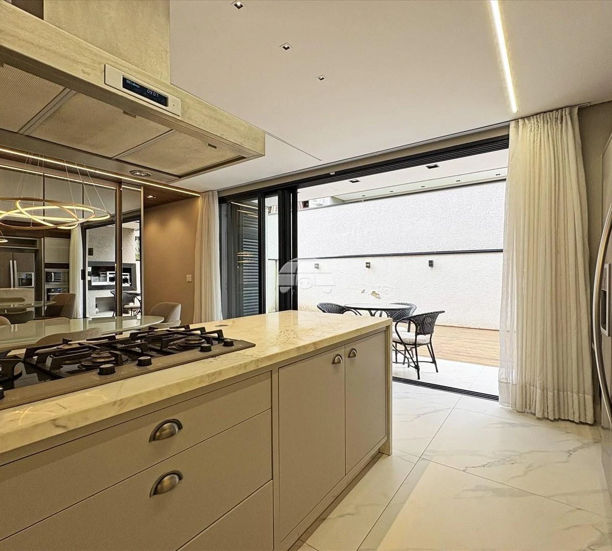 Furnished 293 m² house with open-plan kitchen — photo 47